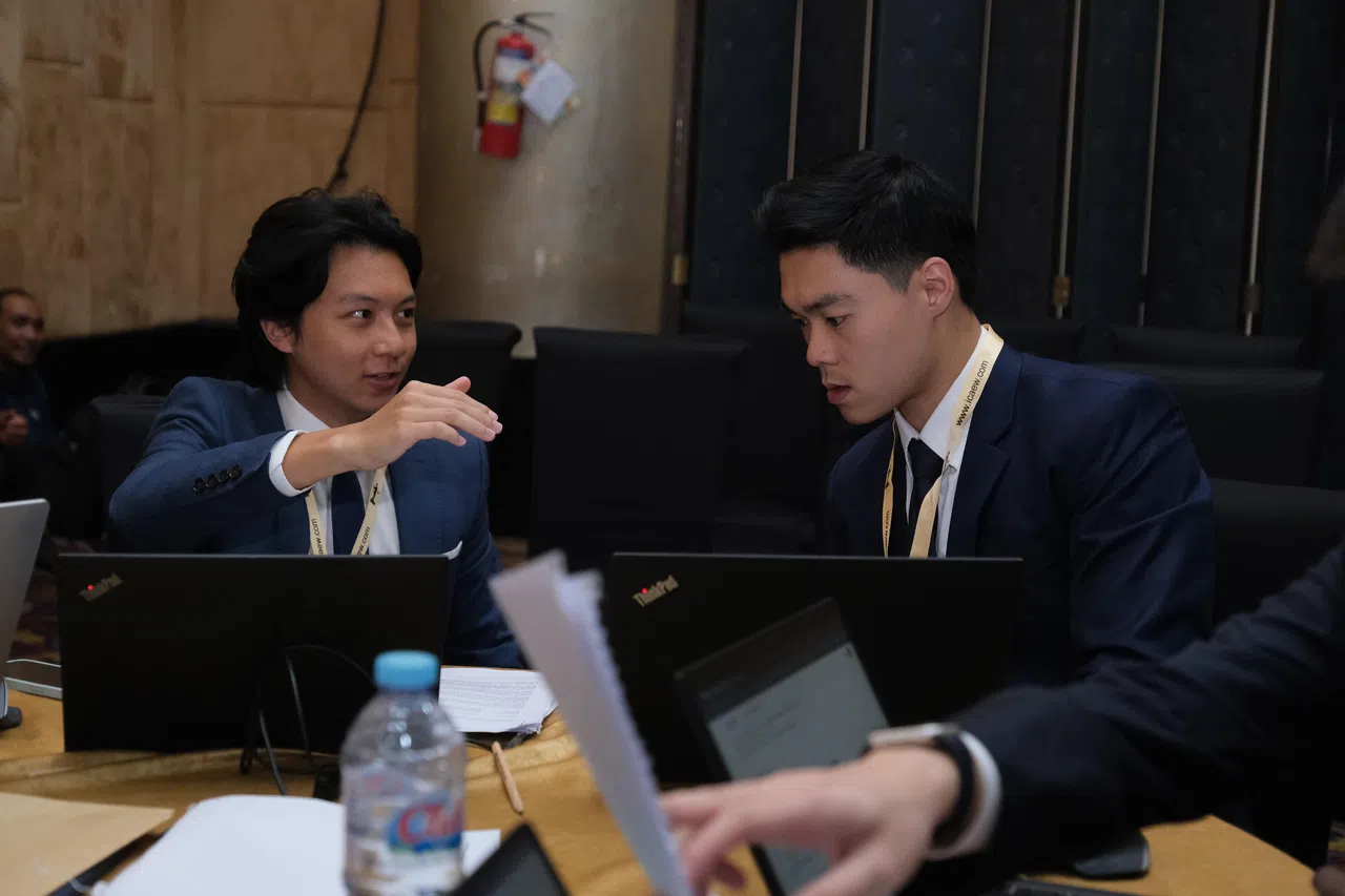 林继昡（左）认为在高压环境下，有效沟通和明确分工尤为重要。（ICAEW提供）