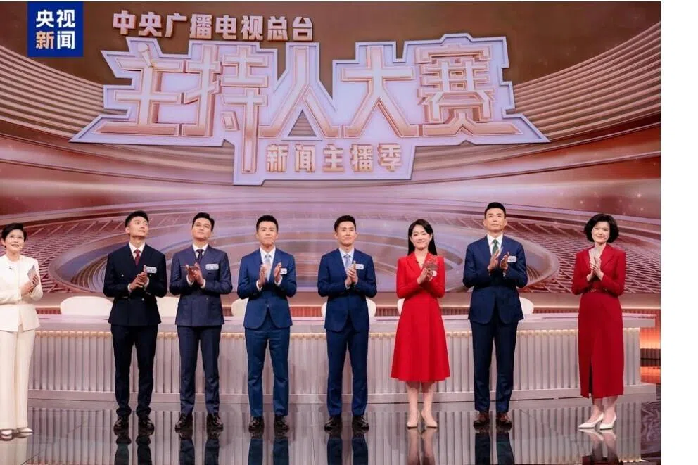 能当上中央广播电视总台（简称央视）的新闻主播，代表跻身中国国家广播电视台最高层级的新闻类主持人才。这个节目展现它如何通过四个赛段选拔和考核人才，四个赛段分别注重基本专业能力、信息整合能力、现场叙述能力、临场反应能力等。