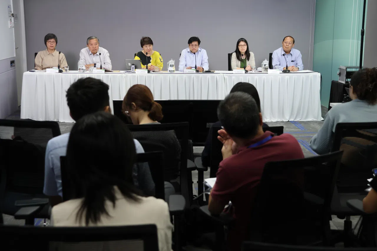 公共交通理事会9月18日举办记者会，说明车资检讨工作的结果。在场的有理事会成员李慧玲（从左到右）、陈序南、主席洪月霞、首席执行长陈锦鸿、谢宛庭和阿都拉。（梁麒麟摄）