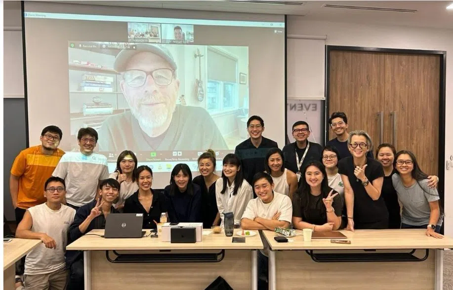 EMERGE 2.0计划参与者与客座导师，同时也是奥斯卡得奖大导的朗霍华德（屏幕者）进行视讯交流。（IMDA提供）