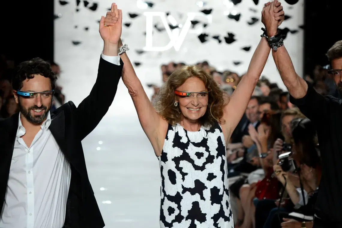 设计师Diane von Furstenberg佩戴第一代谷歌眼镜出现在秀场。（互联网）