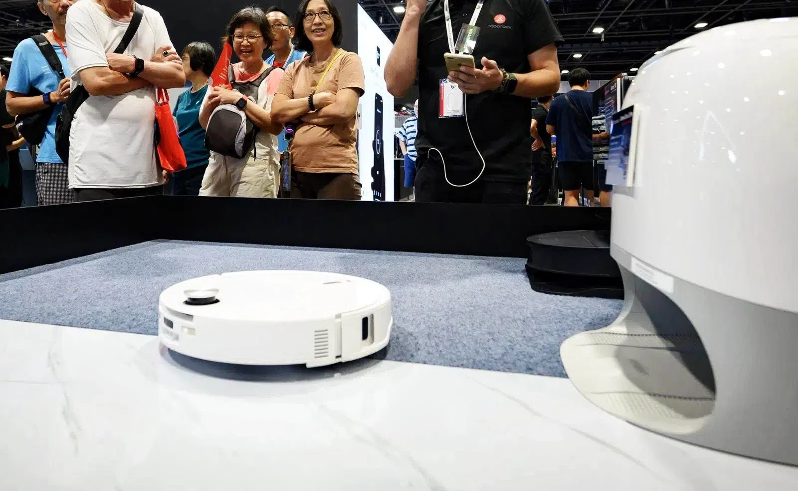 旗舰产品Qrevo Curv 2 Pro扫拖机器人具备强劲吸力与热水拖地，适用于本地气候，使清洁省时省力。（石头科技提供）
