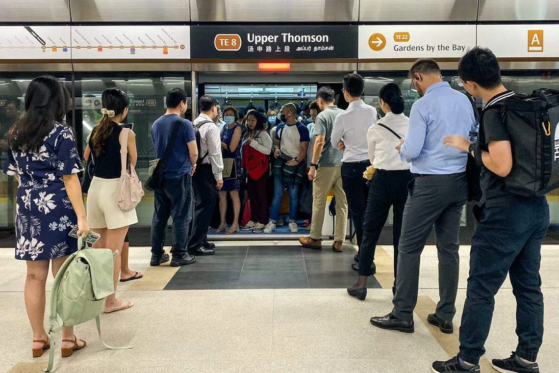 汤申东海岸线地铁线路发生信号故障，一些乘客上不了列车。（关俊威摄）