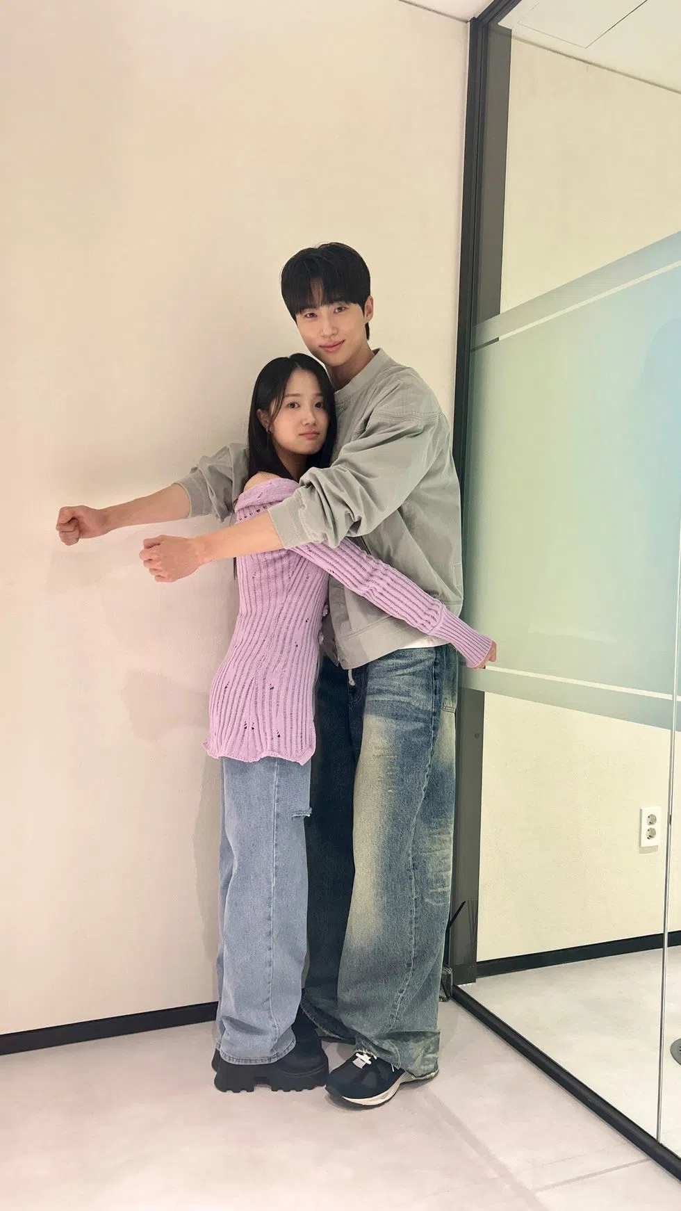 190公分的边佑锡与160公分的金惠奫有着梦幻的身高差。（互联网）