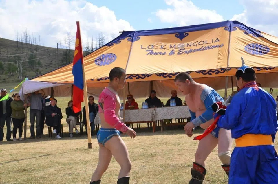 观赏传统摔跤、射箭及尝试骑马等活动，在娱乐中了解蒙古的民族风情。（中欧航旅提供）