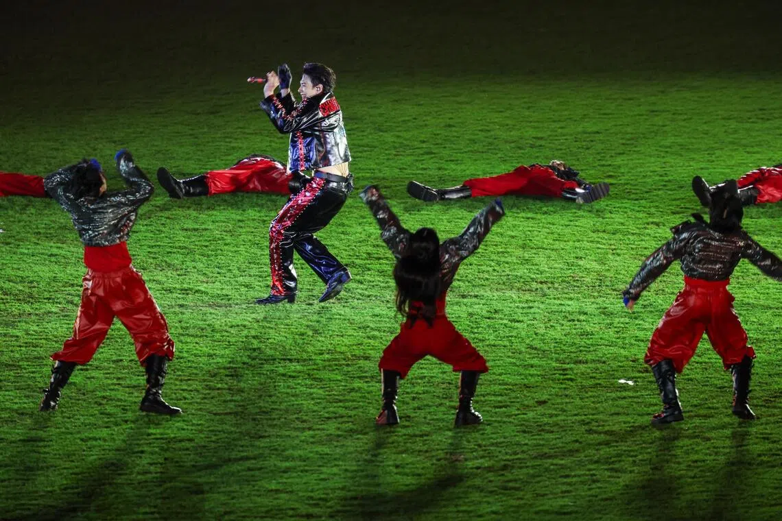 泰国歌手皮塔亚·萨丘安（上左）为闭幕式献声，演唱了歌曲《哨声》。（白艳琳摄）