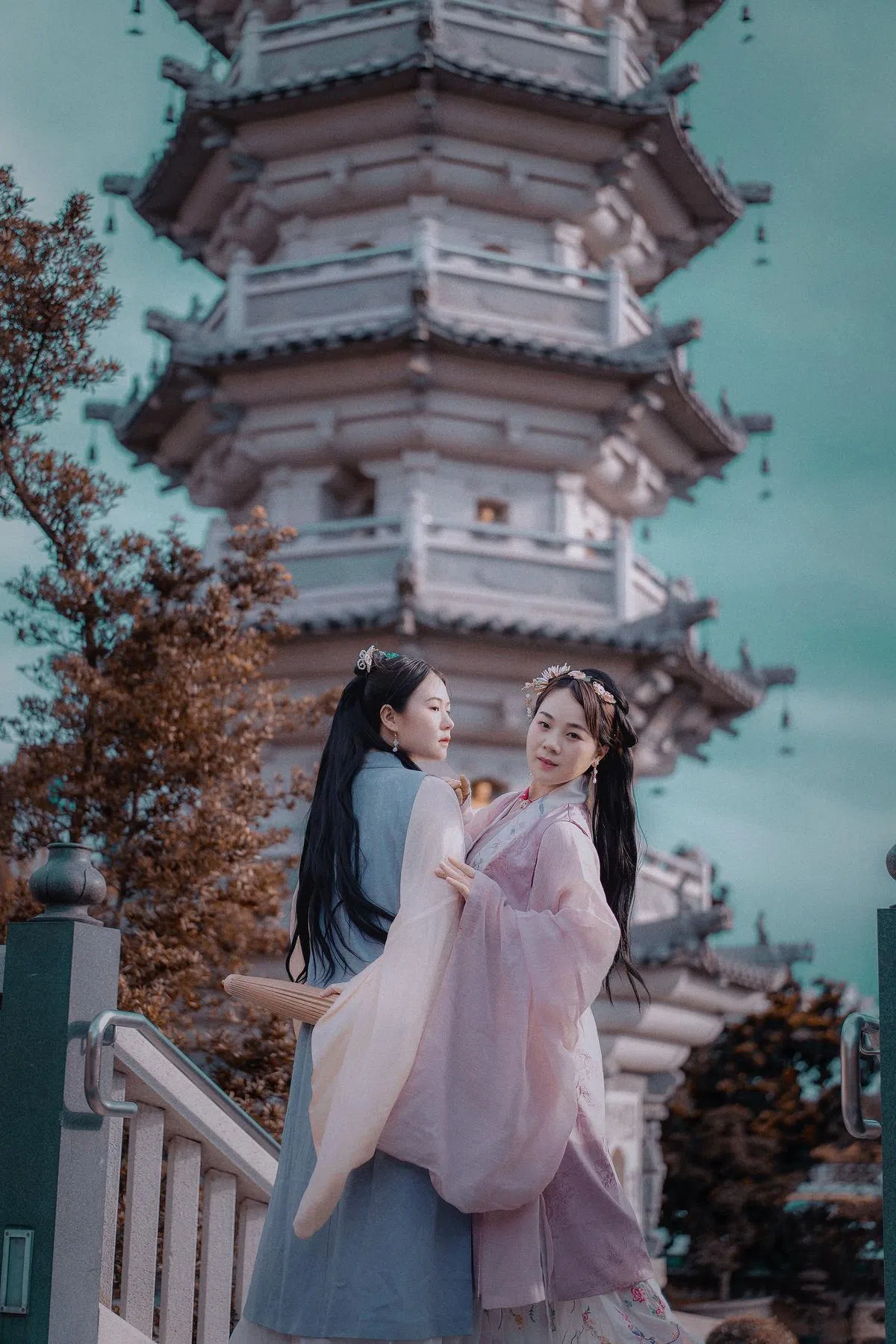 精心装扮后，周丽莎和一群志同道合的汉服爱好者喜爱到漂亮的景点留下倩影。这是她们的明代名媛写真。（周丽莎提供）