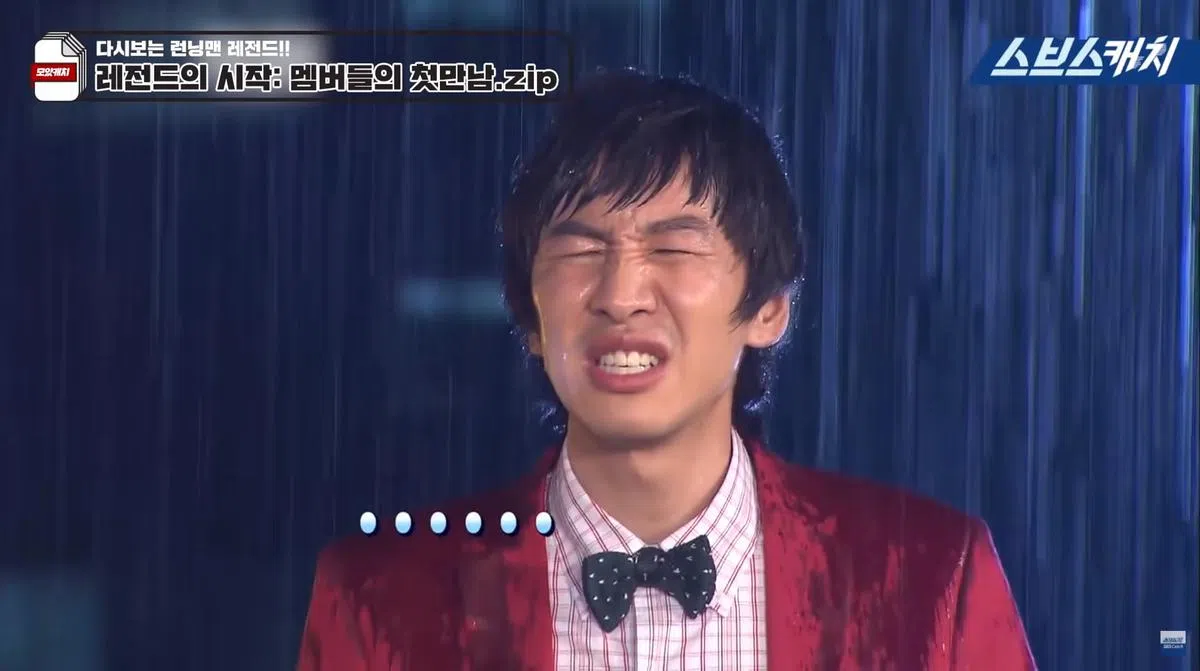 李光洙首次作自我介绍就碰上大雨，变成狼狈的落汤鸡。（视频截图）