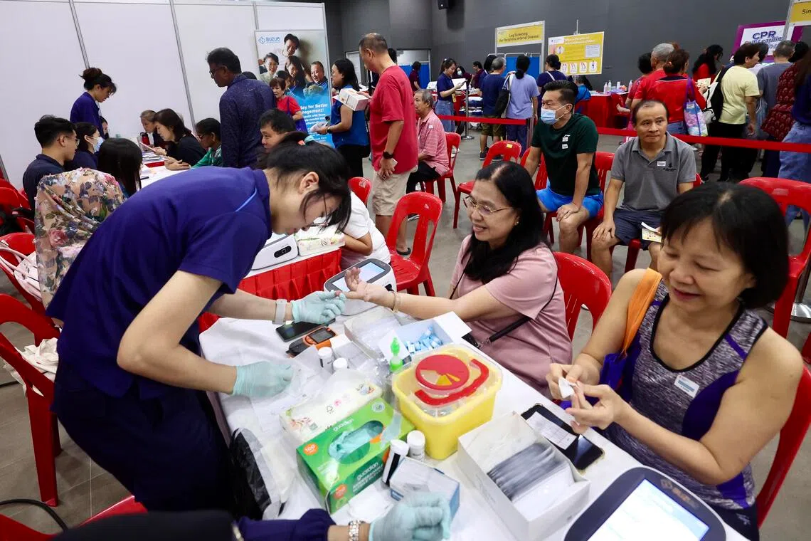 国大心脏中心星期六（9月13日）在吉丰民众俱乐部举办免费体检活动。（陈斌勤摄）