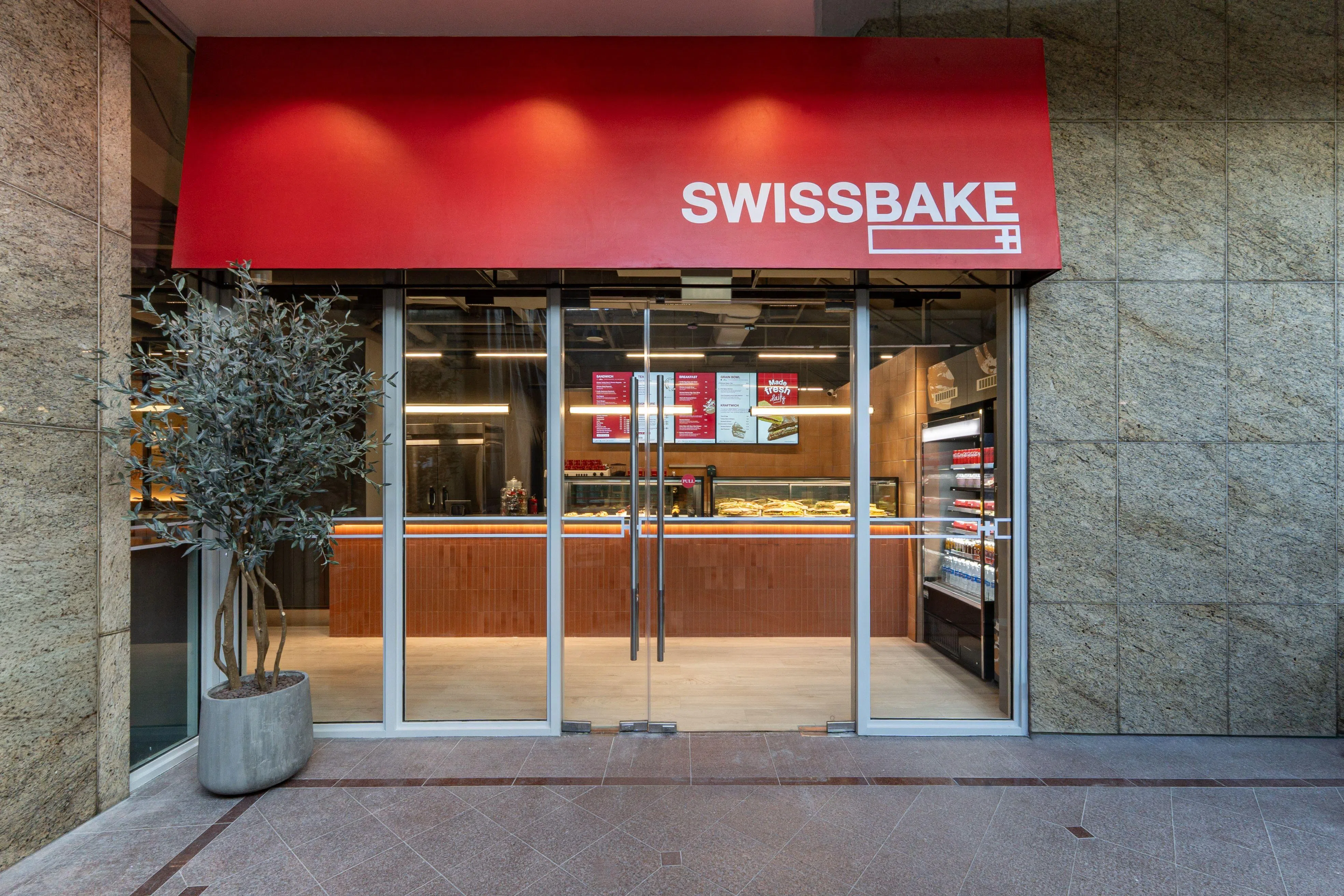 坐落在莱佛士医院一楼的崭新Swissbake咖啡座主打健康概念，许多食物都标明热量。（餐馆提供）