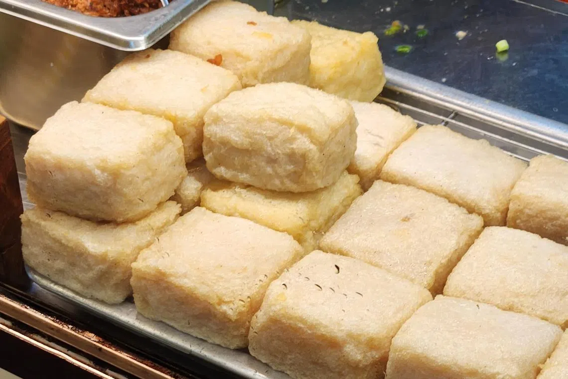 鱼饼先炸成金黄色，再切成薄片。（陈爱薇摄）