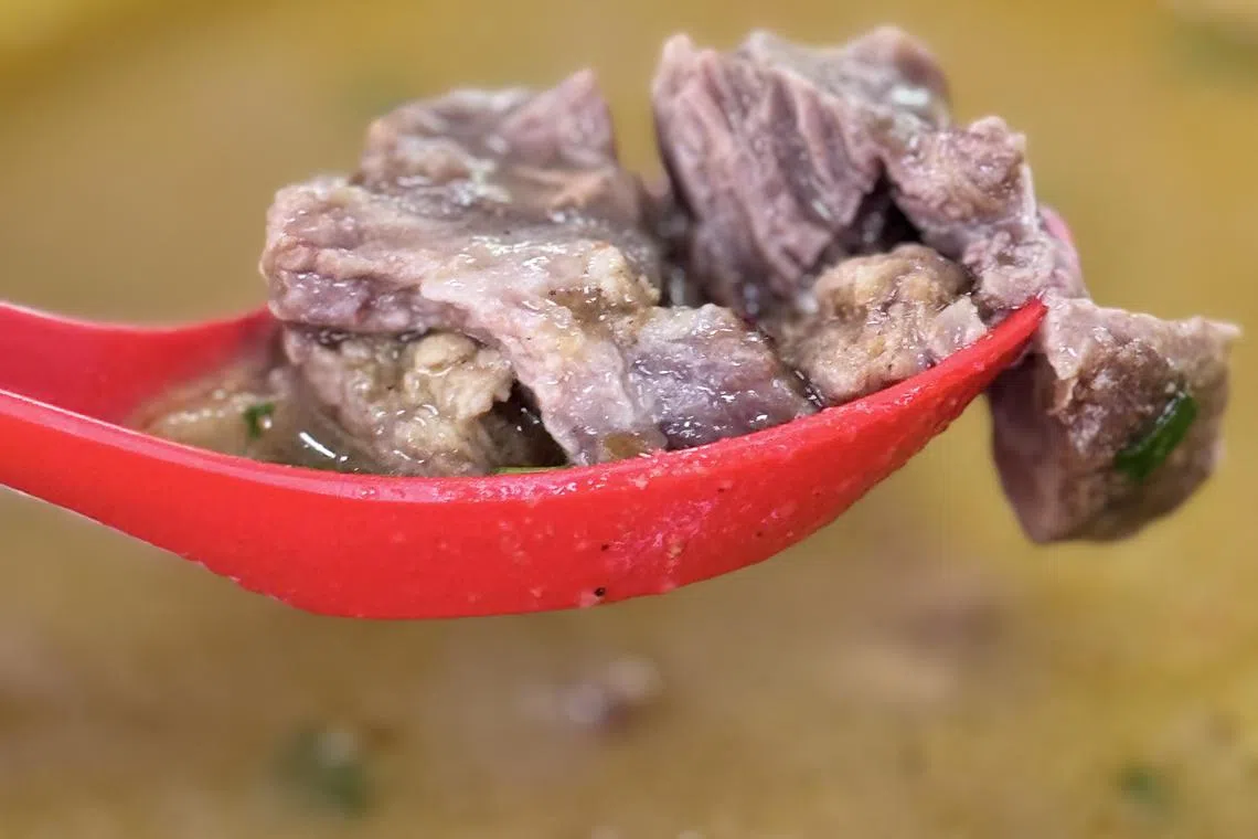 顾客可选择不同部位的羊肉来配汤。（林安娜摄）