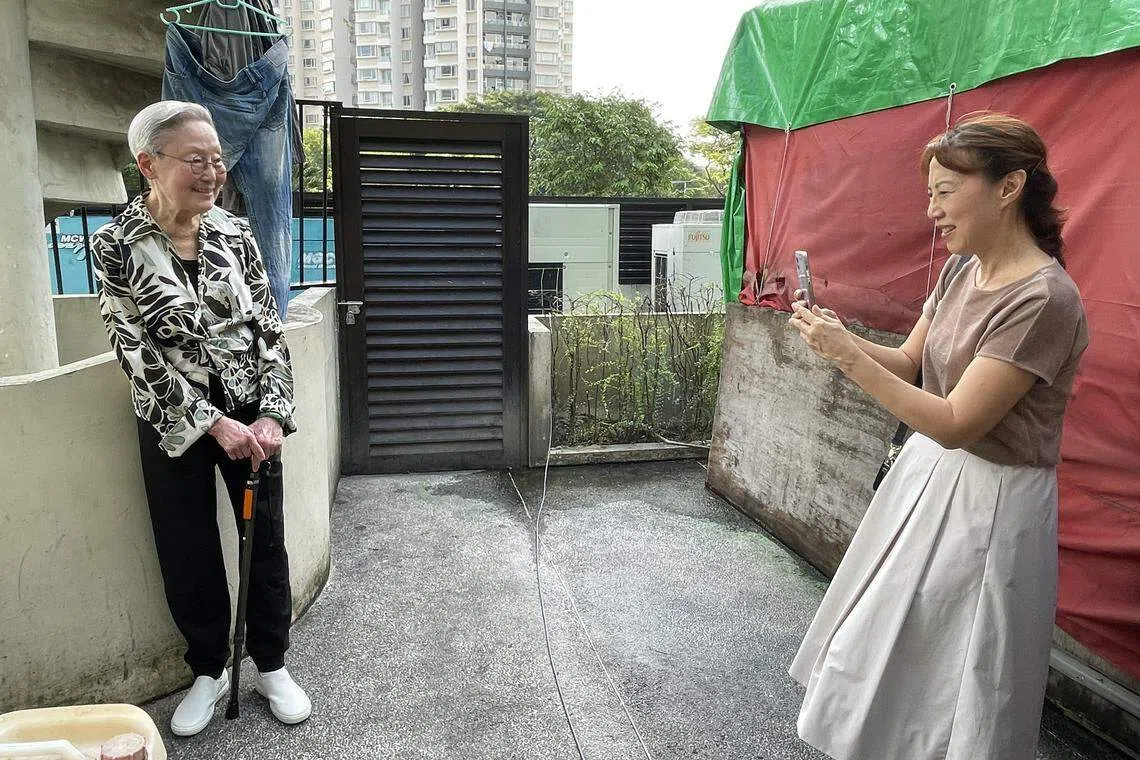 刘太旧友章星虹（右）为刘太在我们以为是刘以鬯曾住过的边间房阳台外拍照留念。（林方伟摄）