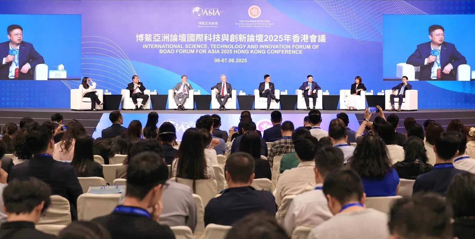 vivo连续四年作为博鳌亚洲论坛的战略合作伙伴及理事会成员。图为vivo副总裁周围（右三）于6月份在香港分论坛代表发言。（图/vivo提供）
