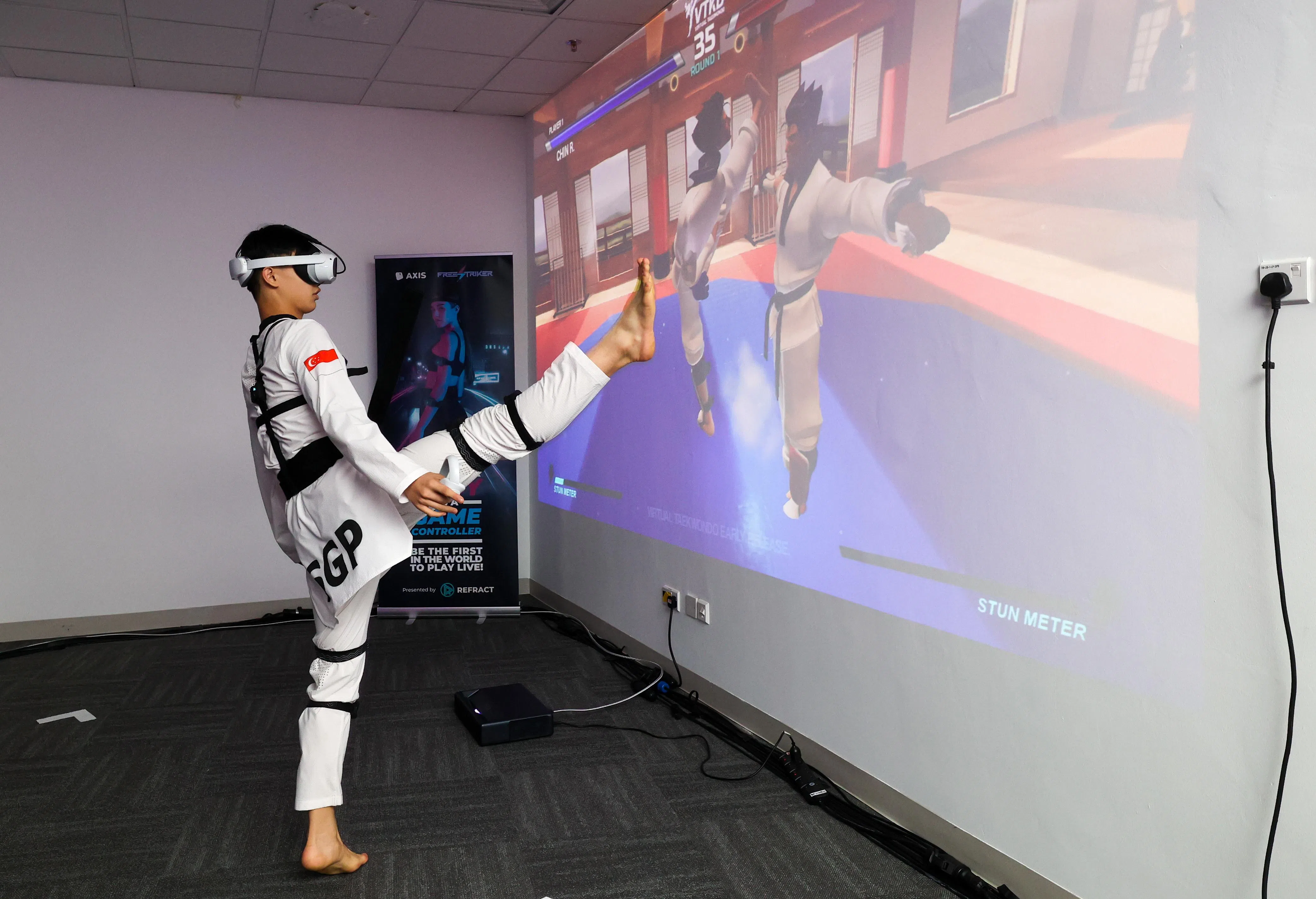 为虚拟跆拳道项目提供技术支持的Refract，在活动现场为来宾展示自家产品。（蔡家增摄）