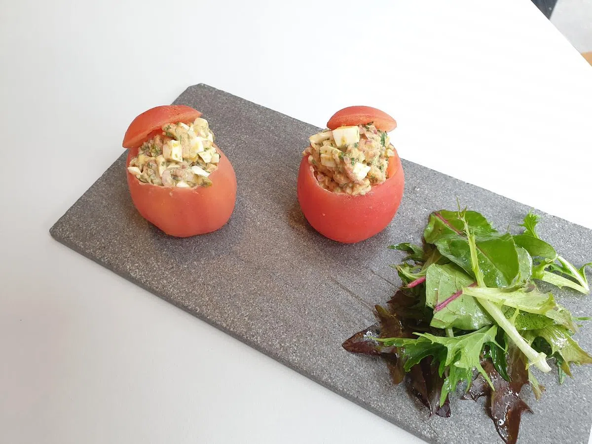 番茄灰虾盅（Tomate Crevette）选用比利时北部沿海独有的灰虾。