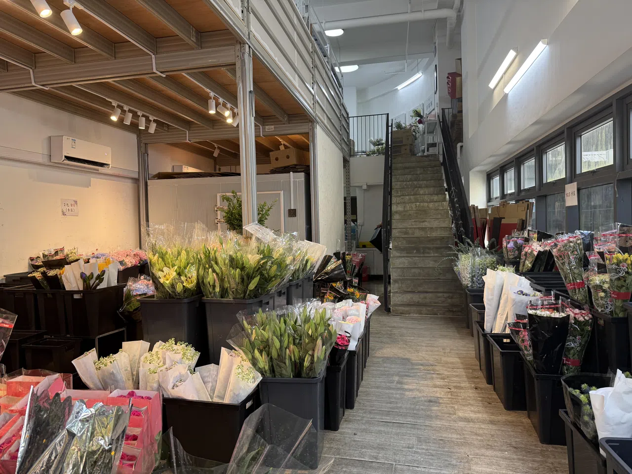 花店Tin Tin的鲜花根据价格分类，包括一束$10，两束$15，一束$15。（陈映蓁摄）