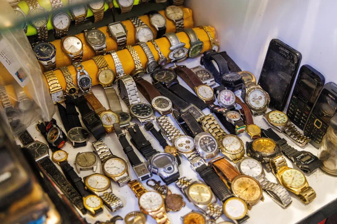 俞肇斌会妥善保存往生者的手表、传呼机、手机等物品，留作纪念。（叶振忠摄）