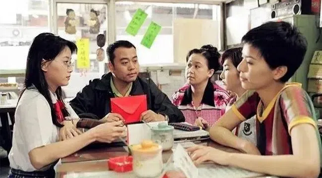 《陀枪师姐》系列是朱咪咪（左三）在TVB的代表作。（互联网）