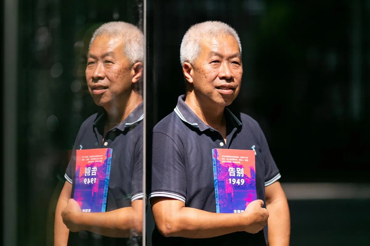 本地文史工作者李国梁自费出版《告别1949》。（张荣摄）