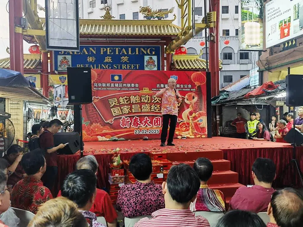 马华总会长魏家祥星期天（2月23日）出席马华联邦直辖区州联委会及吉隆坡小贩商业公会联办的“灵蛇触动茨厂街，国家昌盛经济旺”新春大团拜。（取自魏家祥脸书）