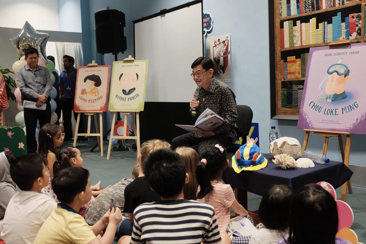 副总理王瑞杰于2018年出席《儿童版亚洲科学家》新书发布会，为在场的儿童朗读其中一本书。（受访者提供）