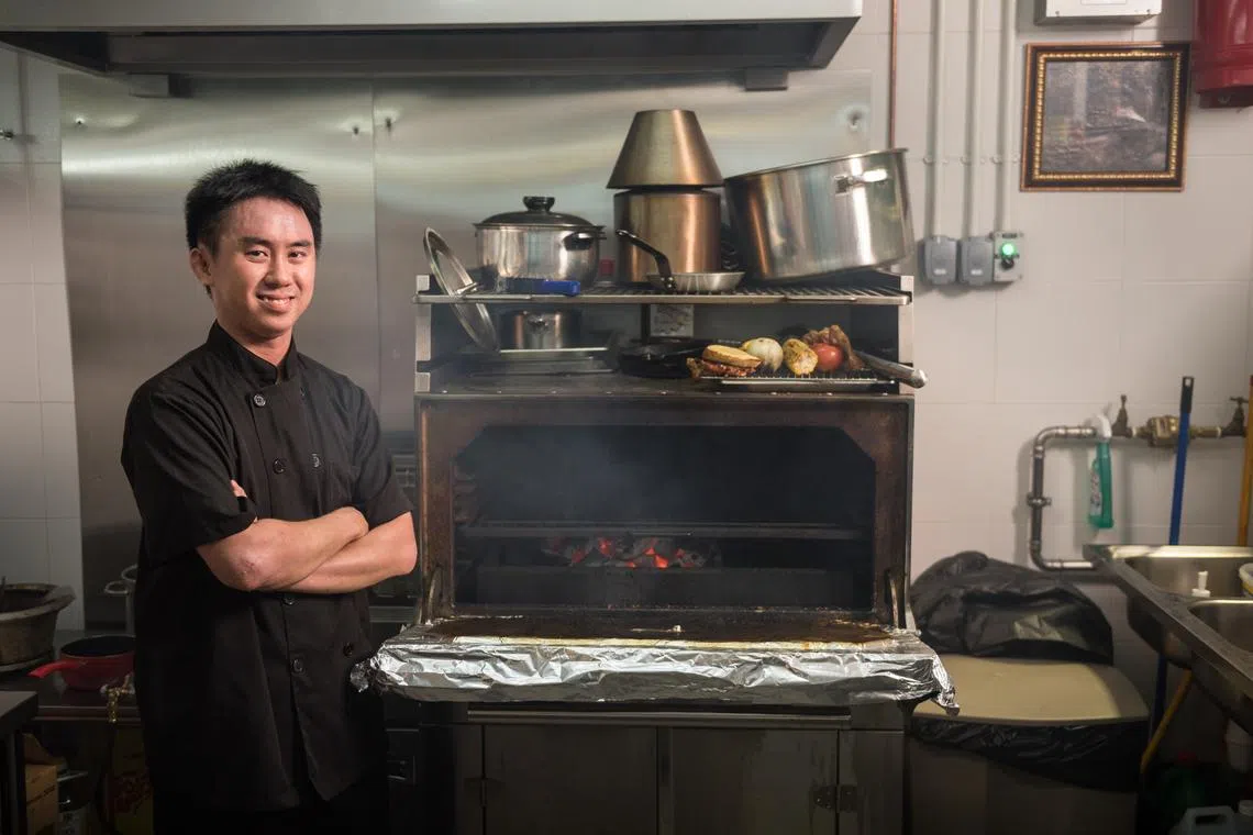 杨胜淇坦言，不少熟客每月都专程远道而来，只为品尝经Josper烤炉炮制、烟熏味十足的牛排。（受访者提供）