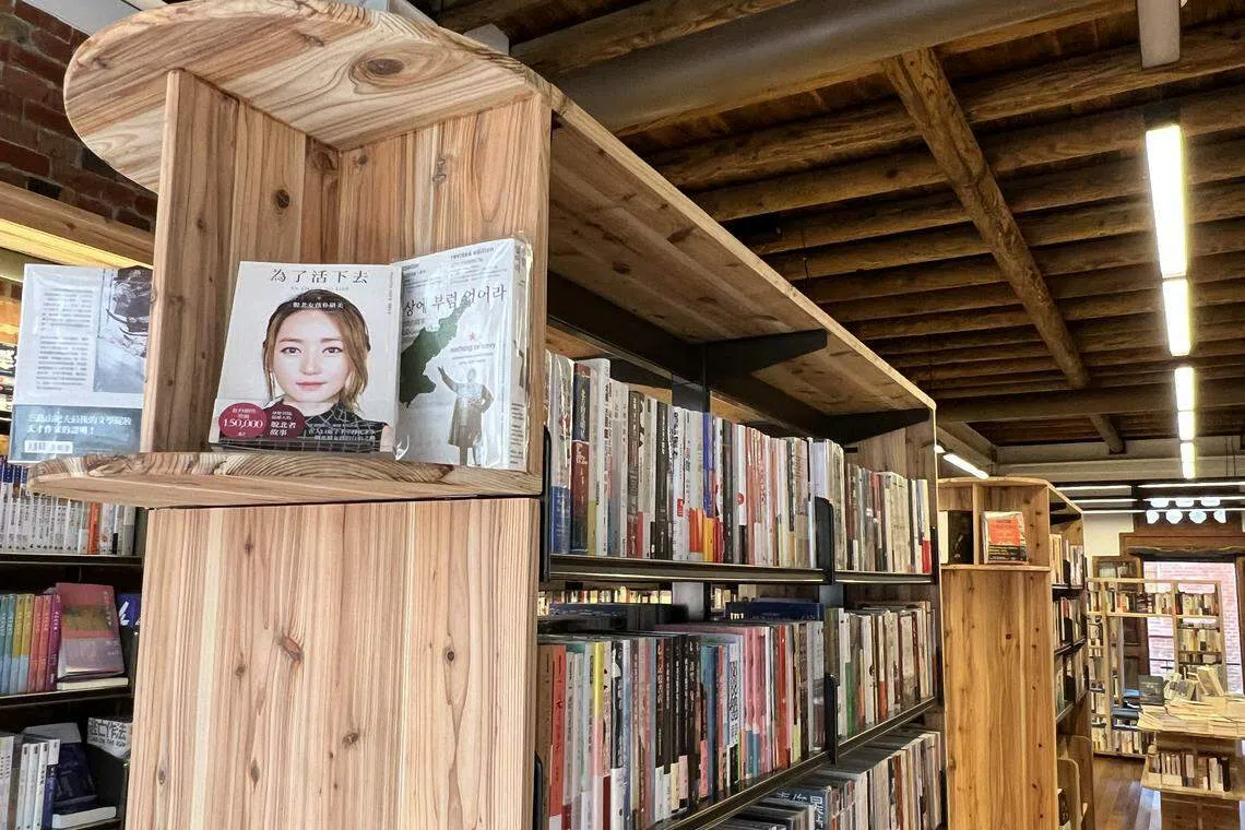 书架设计得漂亮，不是那种让人望而生畏的高度。（叶孝忠）