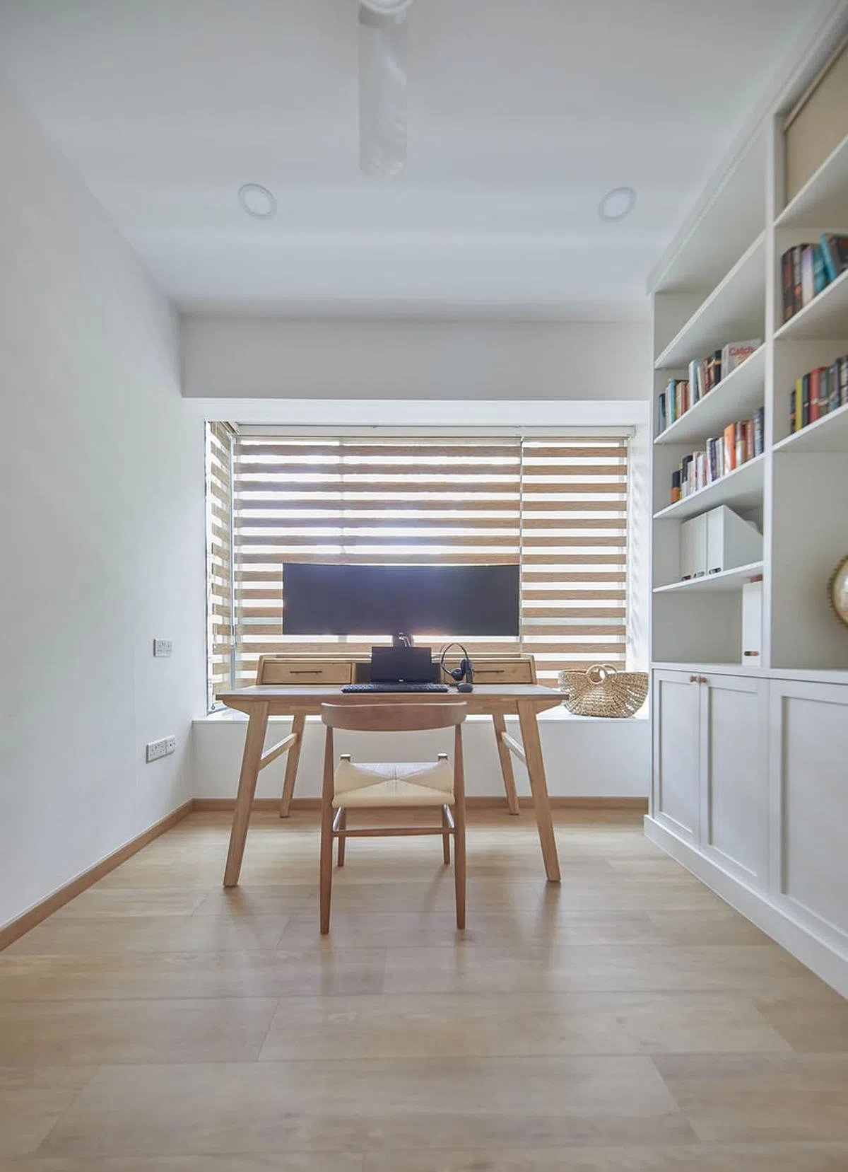 临窗的工作台适宜日间居家工作。