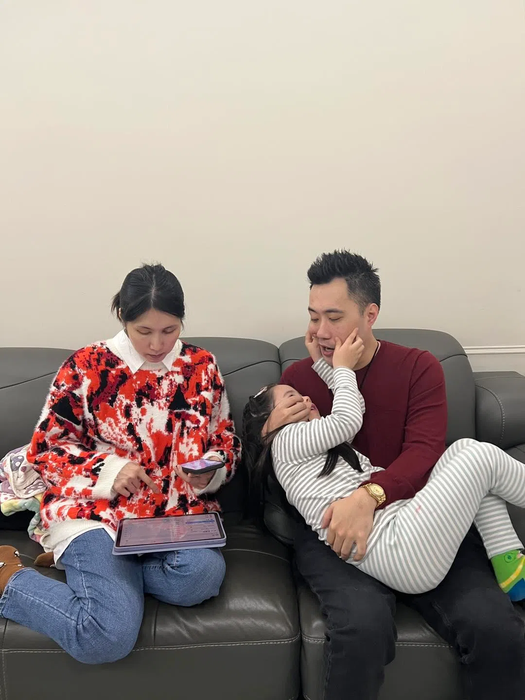 余祥铨（右）在二姐余苑绮生病期间，常陪外甥女玩。（取自余祥铨脸书）