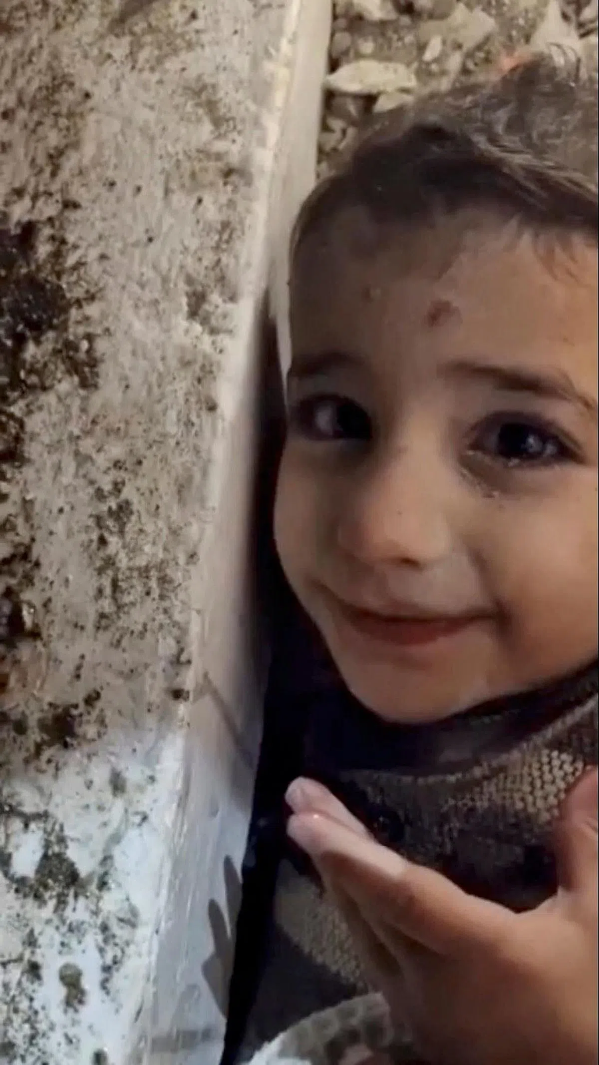 视频截图显示，一名男童于2月7日在土耳其哈塔伊（Hatay）废墟中获救。（路透社）