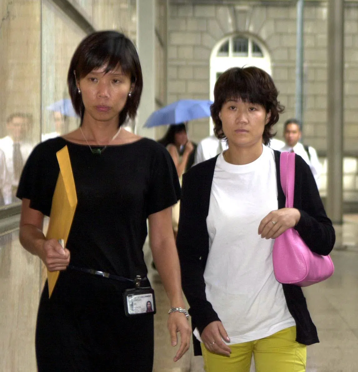 方娟娟（左）在2005年，陪同黄娜母亲黄淑英（右）上庭聆讯。（档案照片）