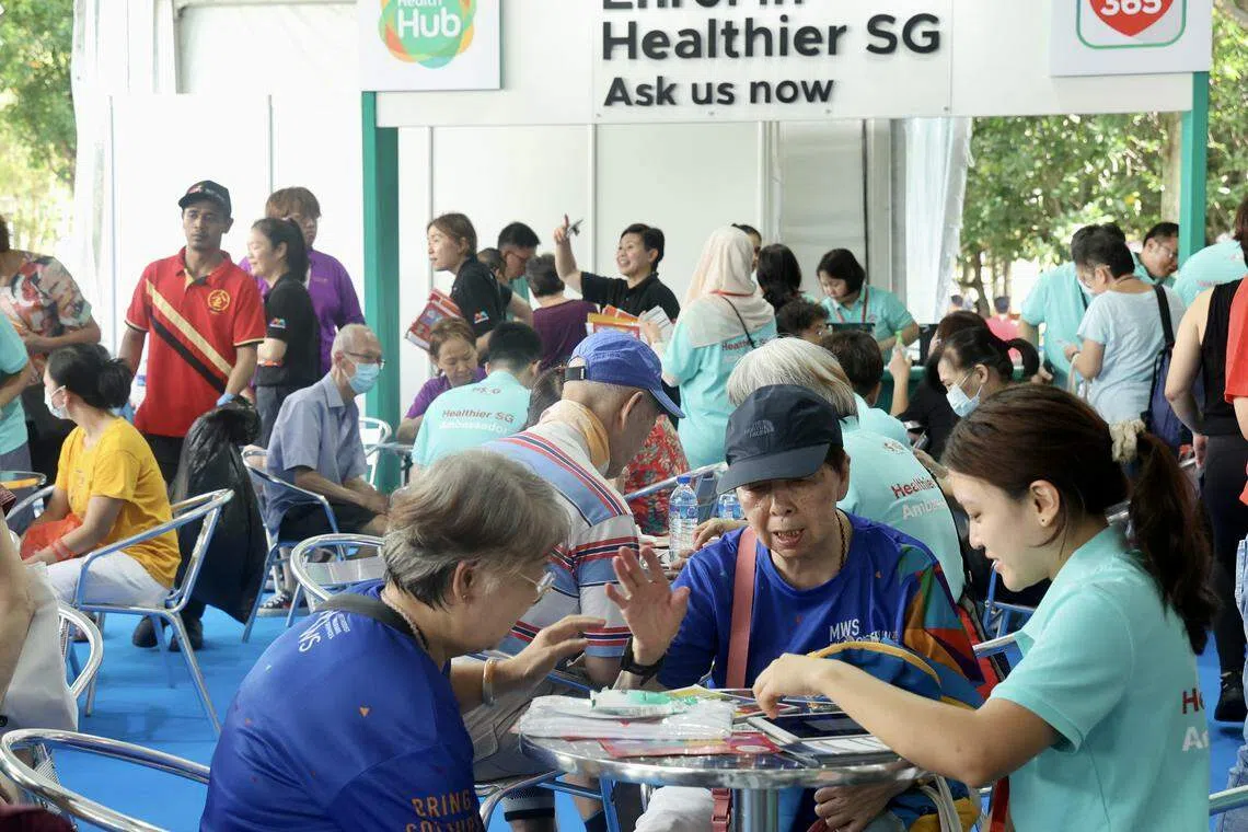 健康SG计划路演，现场有健康SG计划大使协助公众报名。（邬福梁摄）