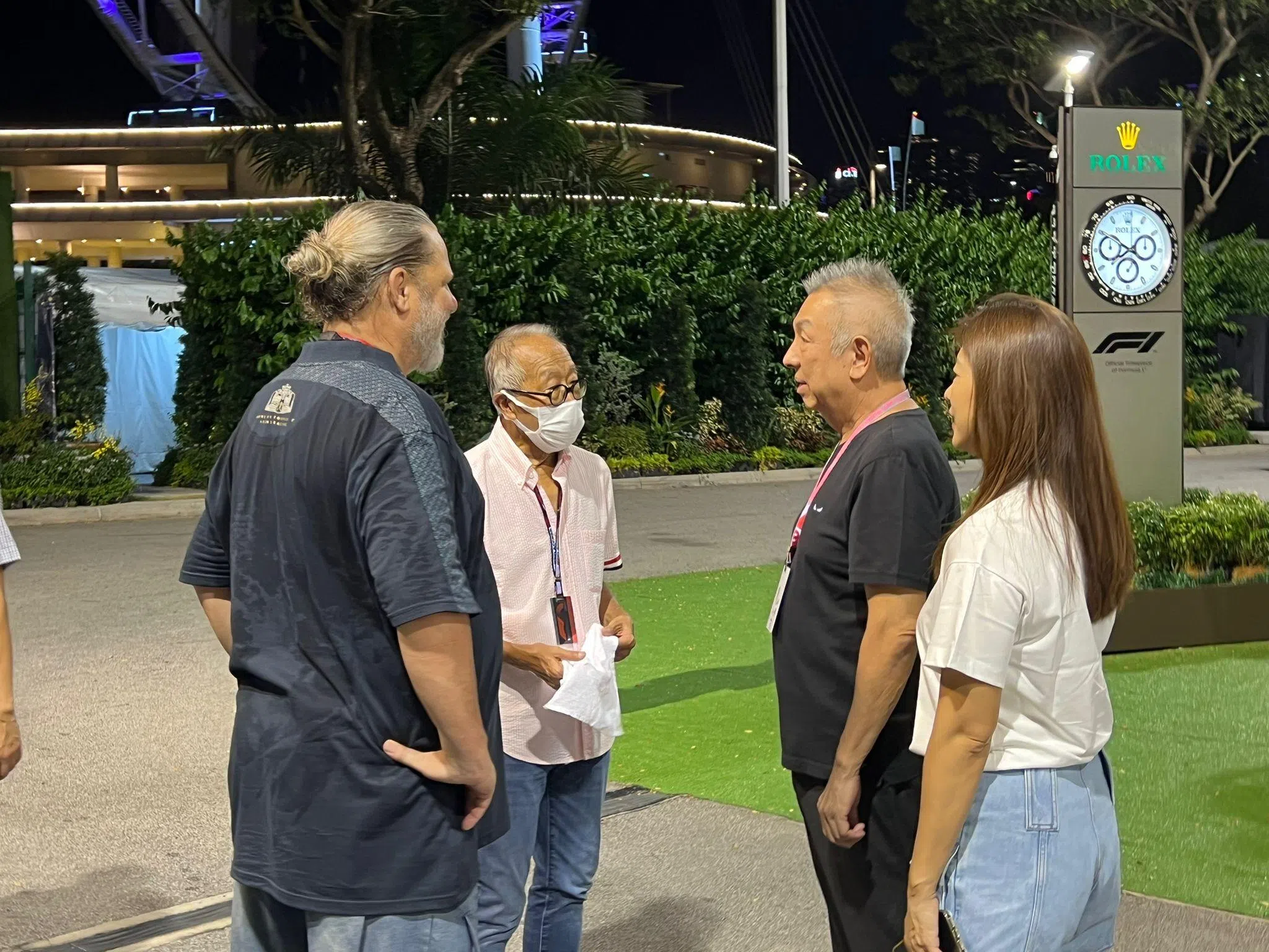 王明星（左二）在围场，和林荣福（右二）交谈。（薛渤杨摄）