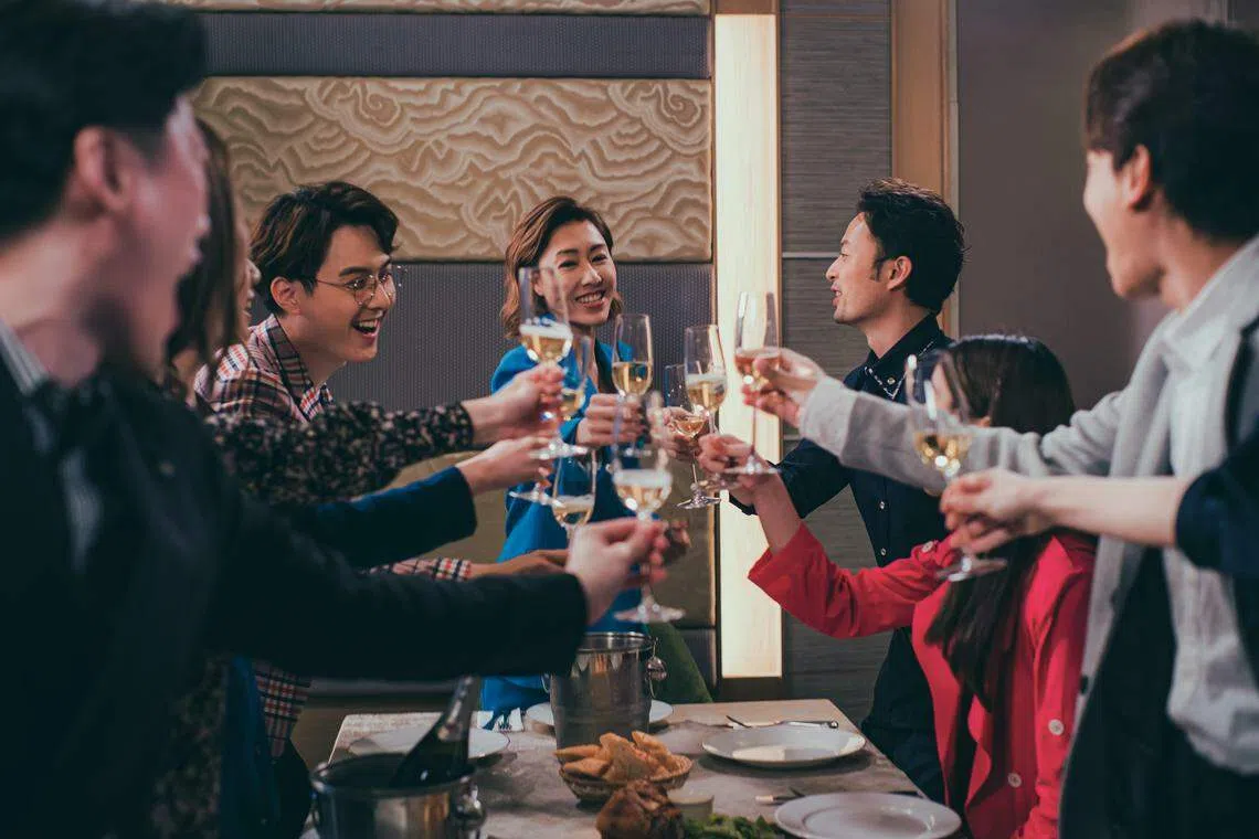 胡定欣饰演的投资银行高管章琳（中）定期为富二代举行软性毒品派对，以便控制他们。（TVB提供）