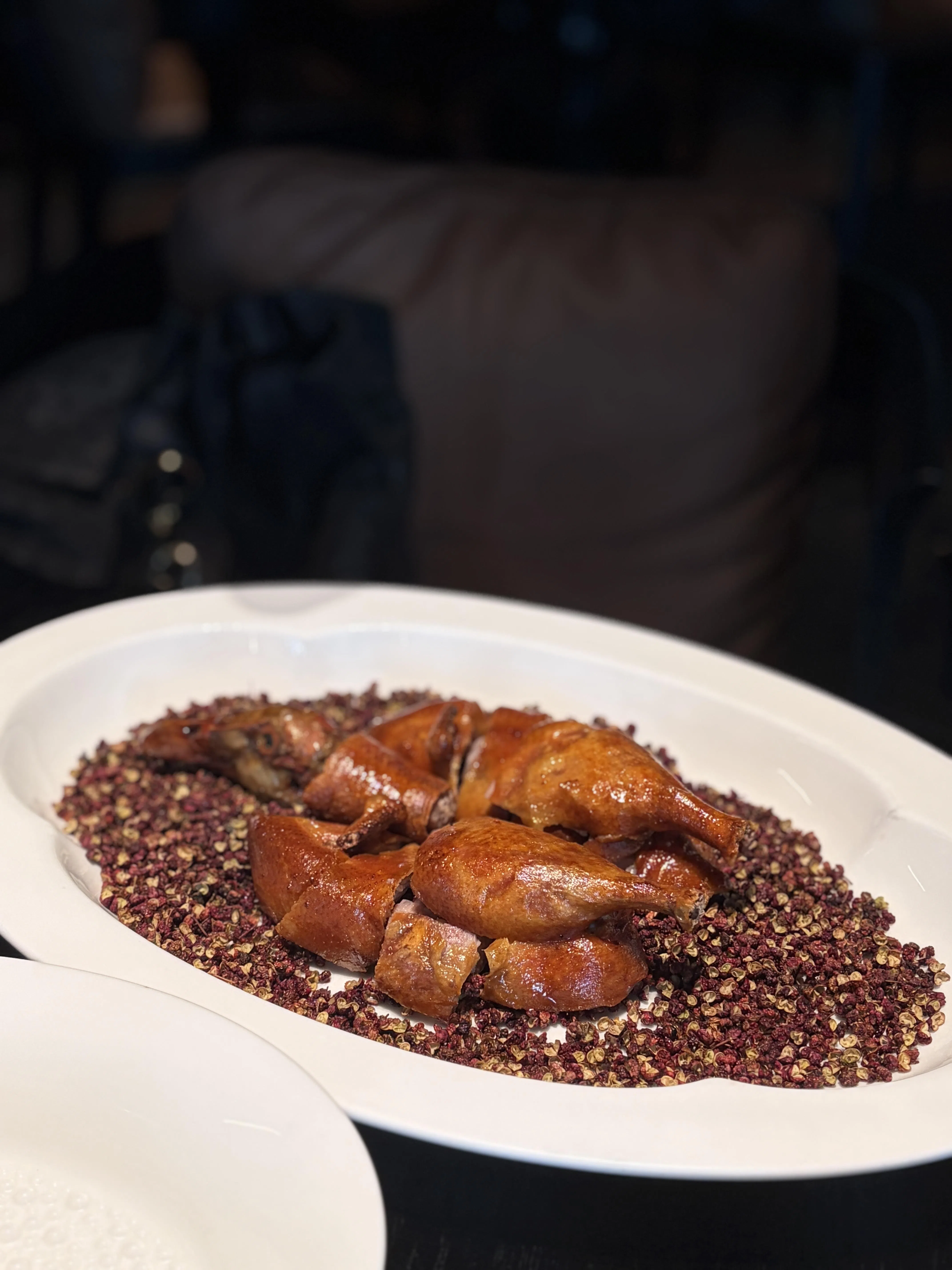 大红袍花椒小乳鸭外脆里嫩，肉质丰盈，麻香与肉香交织。（餐馆提供）