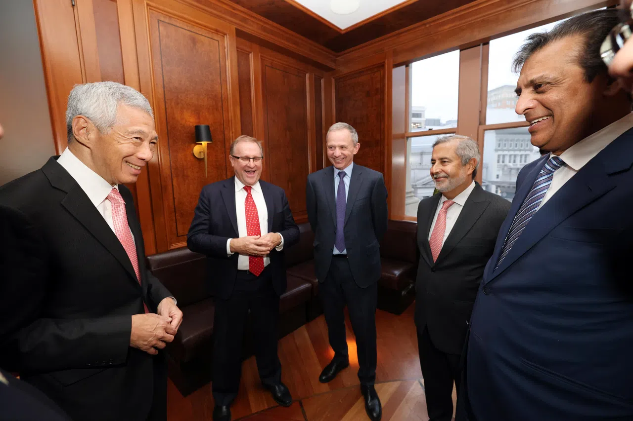 李显龙总理（左一）与美国商界领袖举行圆桌会议。左二起是安捷伦科技总裁迈克尔·麦克马伦（Michael McMullen）、惠普公司总裁恩里克·洛雷斯（Enrique Lores）、美光科技总裁桑贾伊·梅赫罗特拉（Sanjay Mehrotra）、以及联邦快递总裁拉杰·苏布拉马尼亚姆（Raj Subramaniam）。（邝启聪摄）