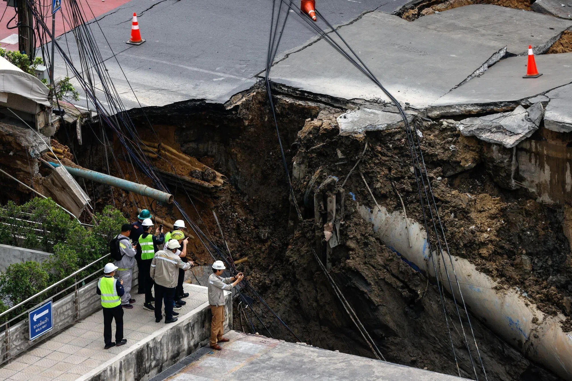 泰国曼谷律实区（Dusit）的哇集拉医院前的三森路（Samsen Road）星期三（9月24日）突然塌陷，形成一个长宽各30米、深50米的大坑。（彭博社）