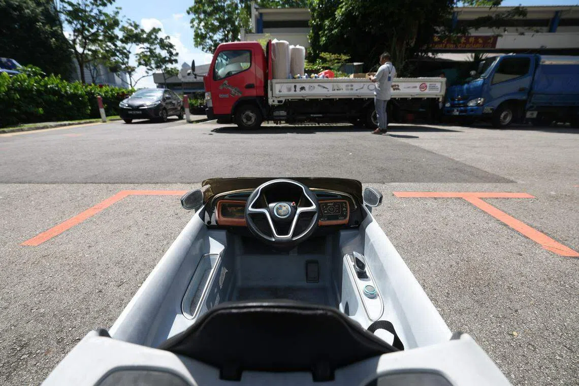 电动玩具车“五脏俱全”，方向盘、油门踏板和安全带等一应俱全。（陈渊庄摄）