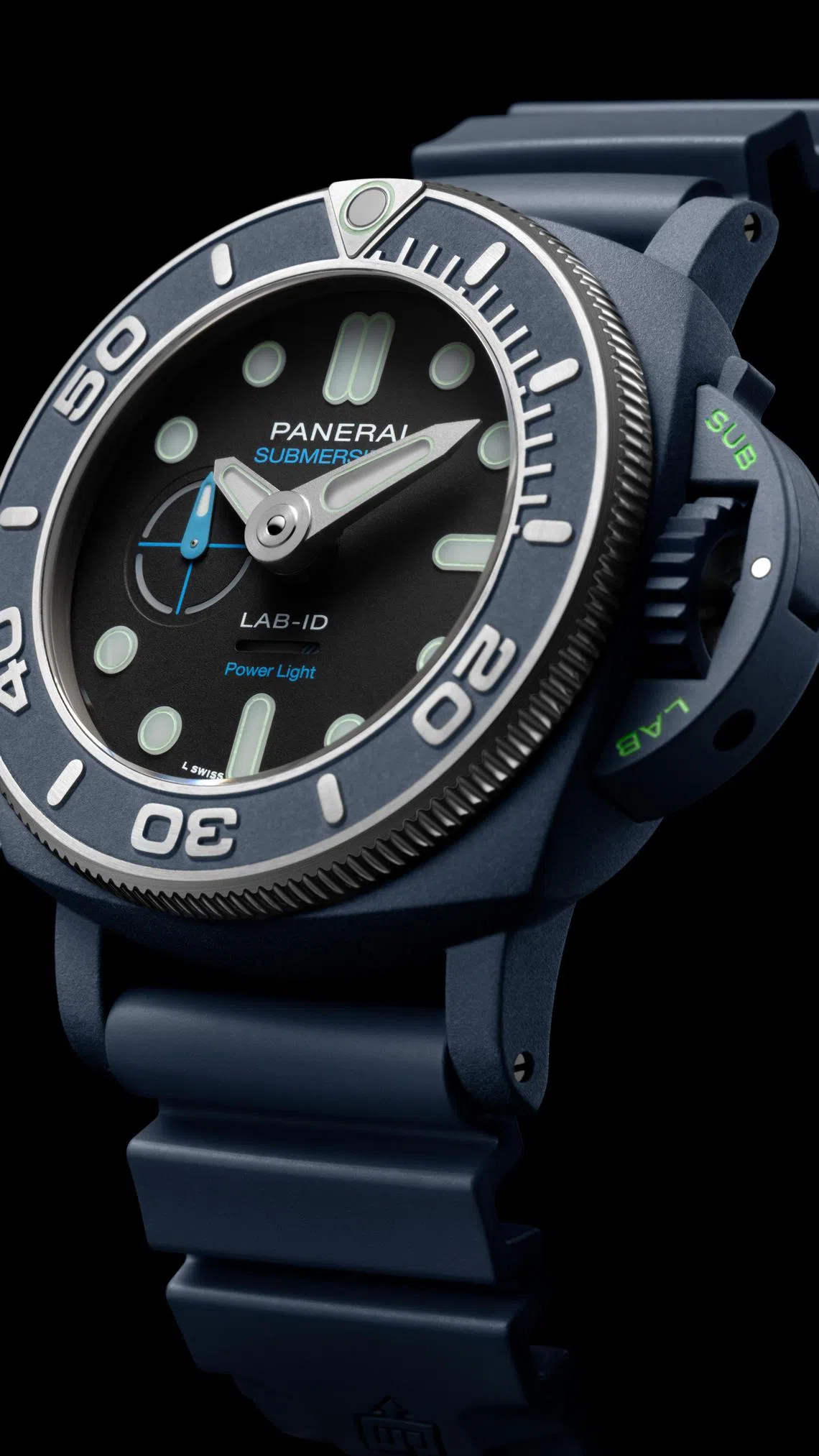 Submersible潜行系列Elux LAB-ID腕表搭载全机械机芯，具按需发光功能。（沛纳海提供）