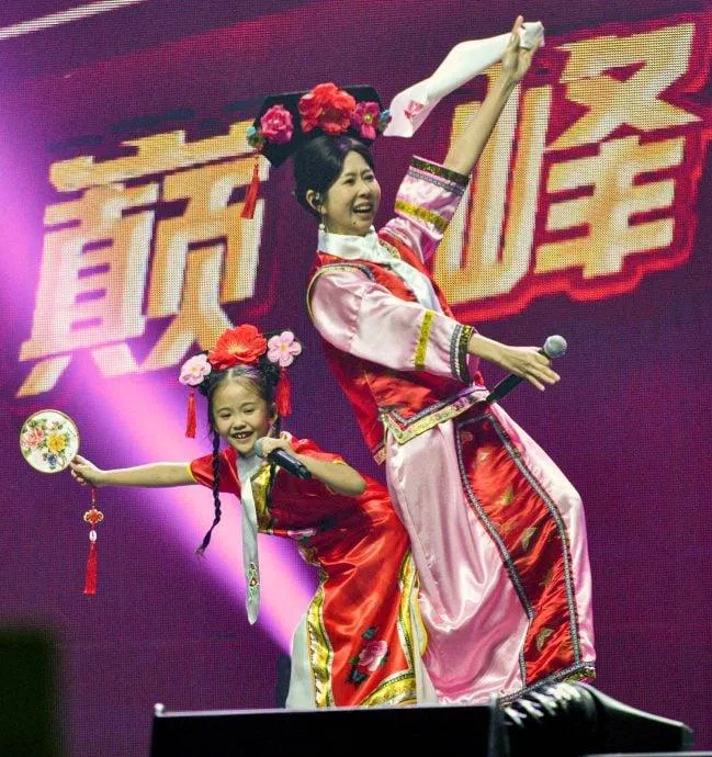 毛依贤（左）母女在《好声Family》第六季联手夺得幼年组总冠军。（星洲日报）