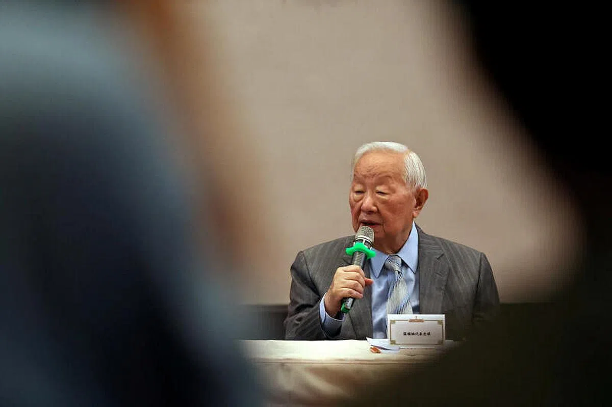 张忠谋曾说过，美国试图增加本土晶片产量是昂贵浪费、徒劳无功之举。图为张忠谋参加完亚太经合组织（APEC）峰会返回台北后，在11月21日的记者会上讲话。（路透社）