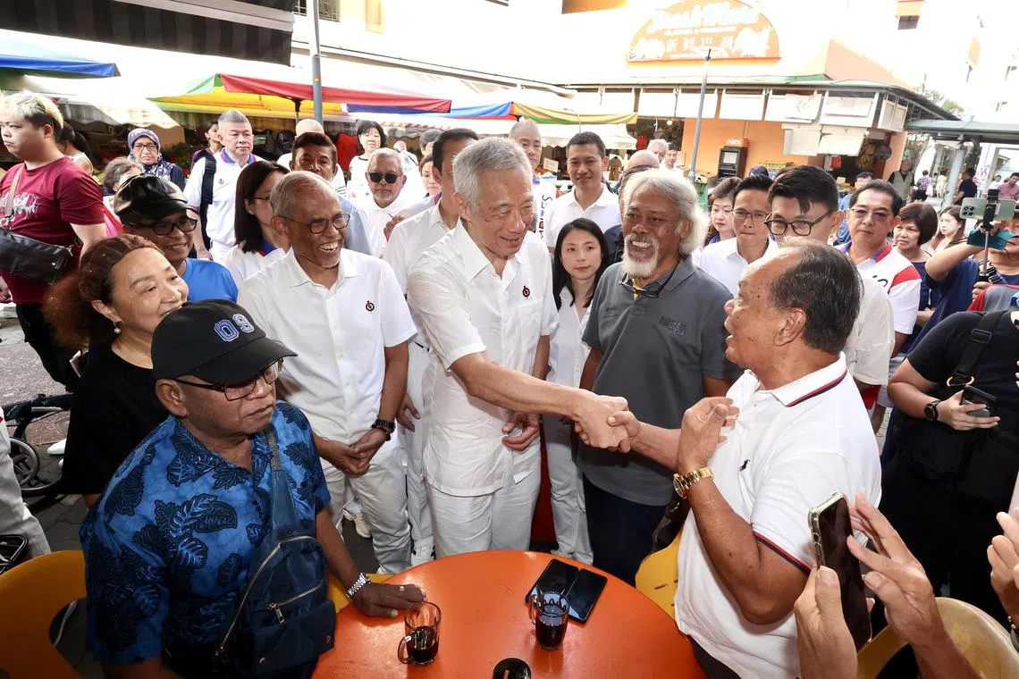 马善高（左一，白衣）受访时说，虽然群众大会上不再出现种族和宗教课题的讨论，但是在网上仍然继续散播。这也是为什么，不应该开始这种有毒言论。（邬福梁摄）