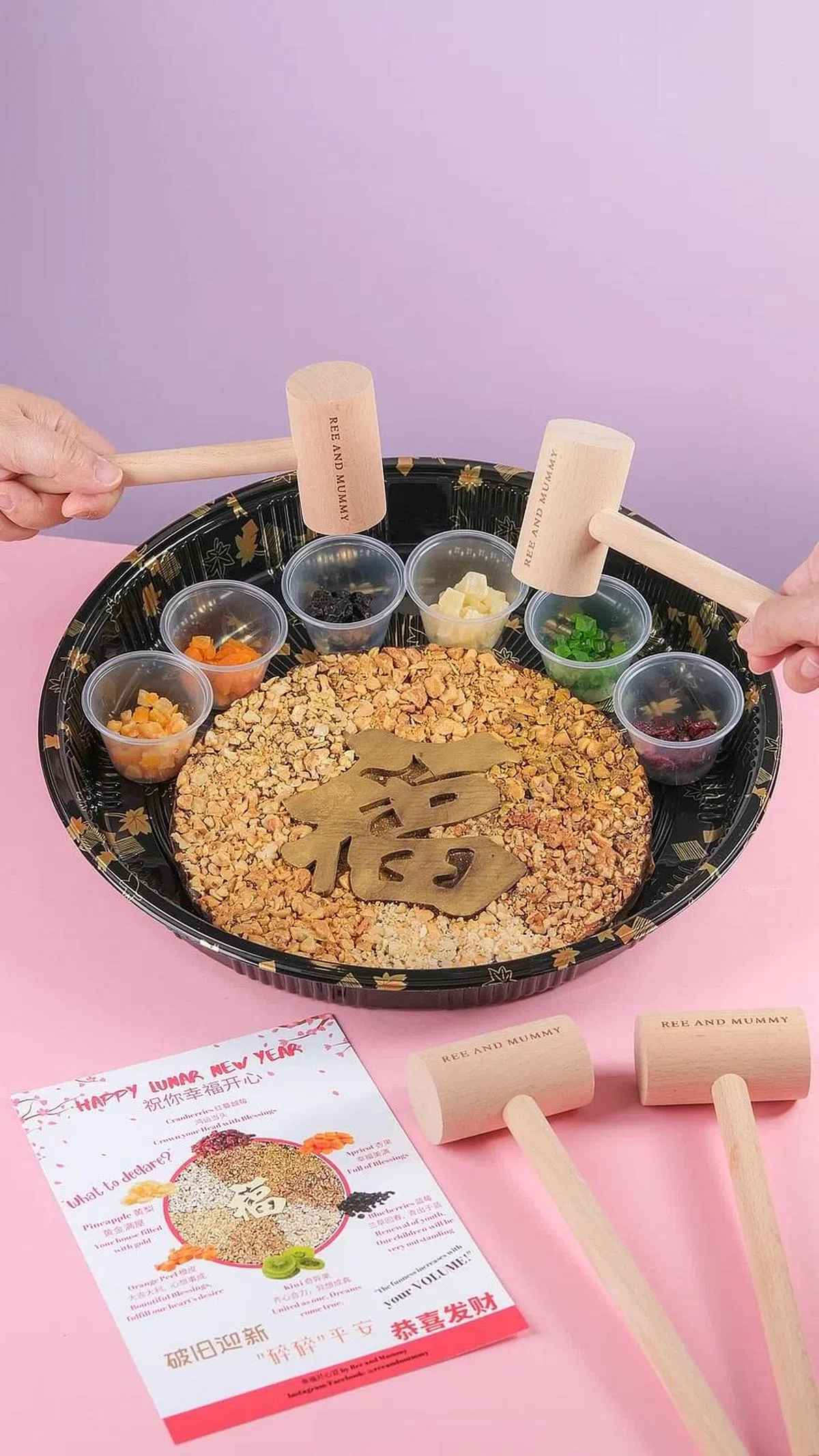 Ree and Mummy Ree独创以“捞鱼生”方式呈现的太妃糖饼。（照片由受访者提供）