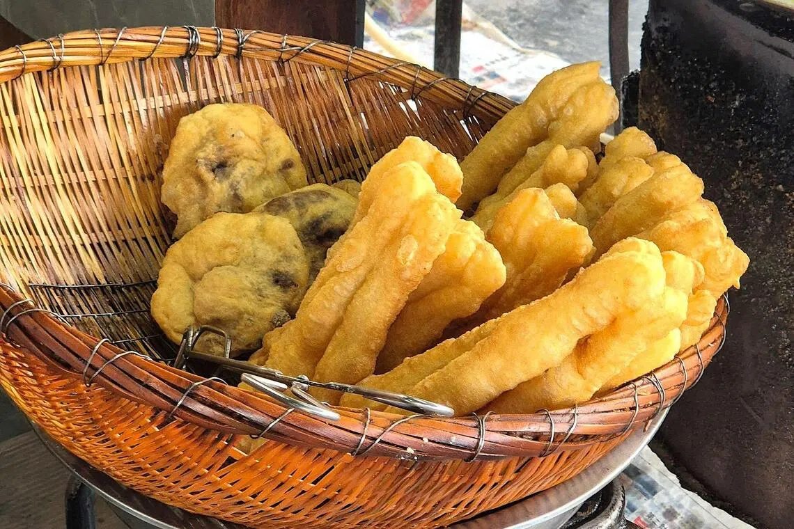 油条只有蒜味，咸煎饼只有红豆馅，都不供应原味。（陈爱薇摄）