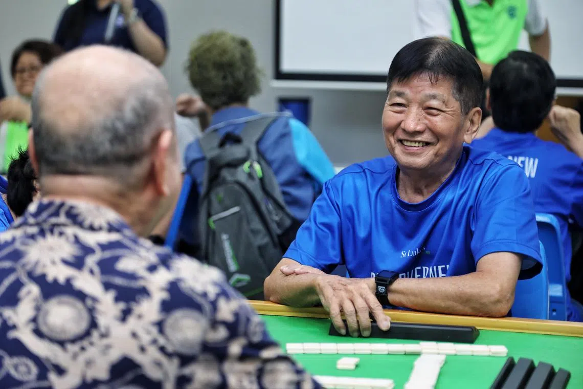 郑荣华日前报名参加由金文泰关爱新加坡义工综合中心和五间活跃乐龄中心合作举办的拉密牌竞赛活动。（刘欣怡摄）