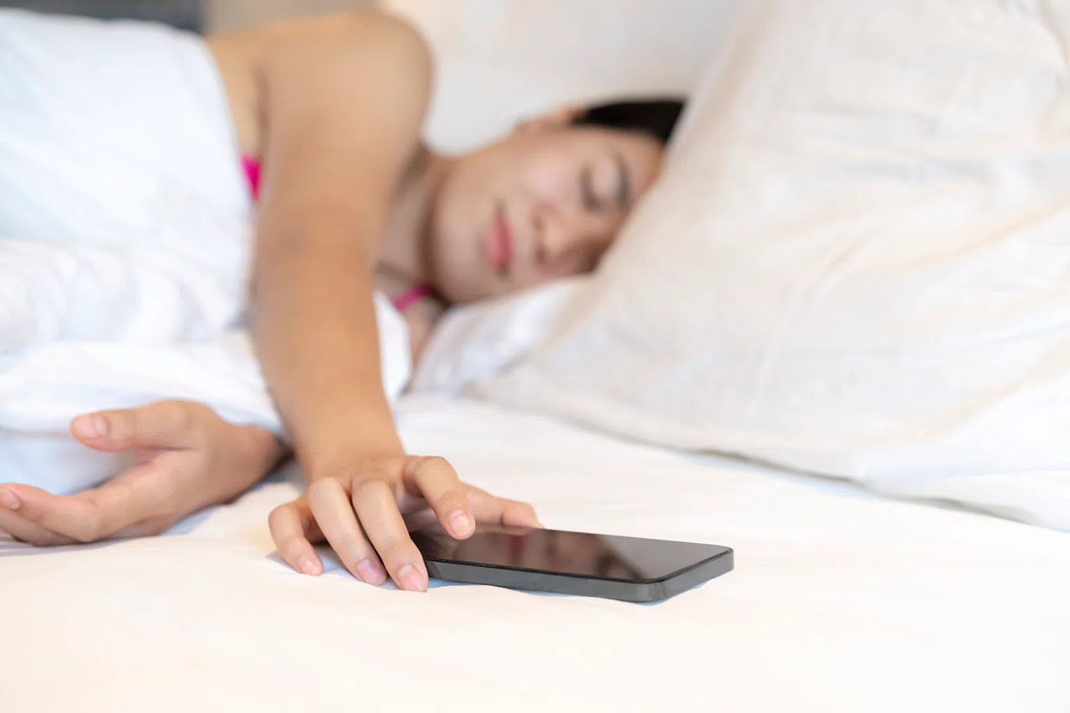 专家建议在晚上睡前两到三小时，就应该停止使用电子产品。（图/Getty Images）