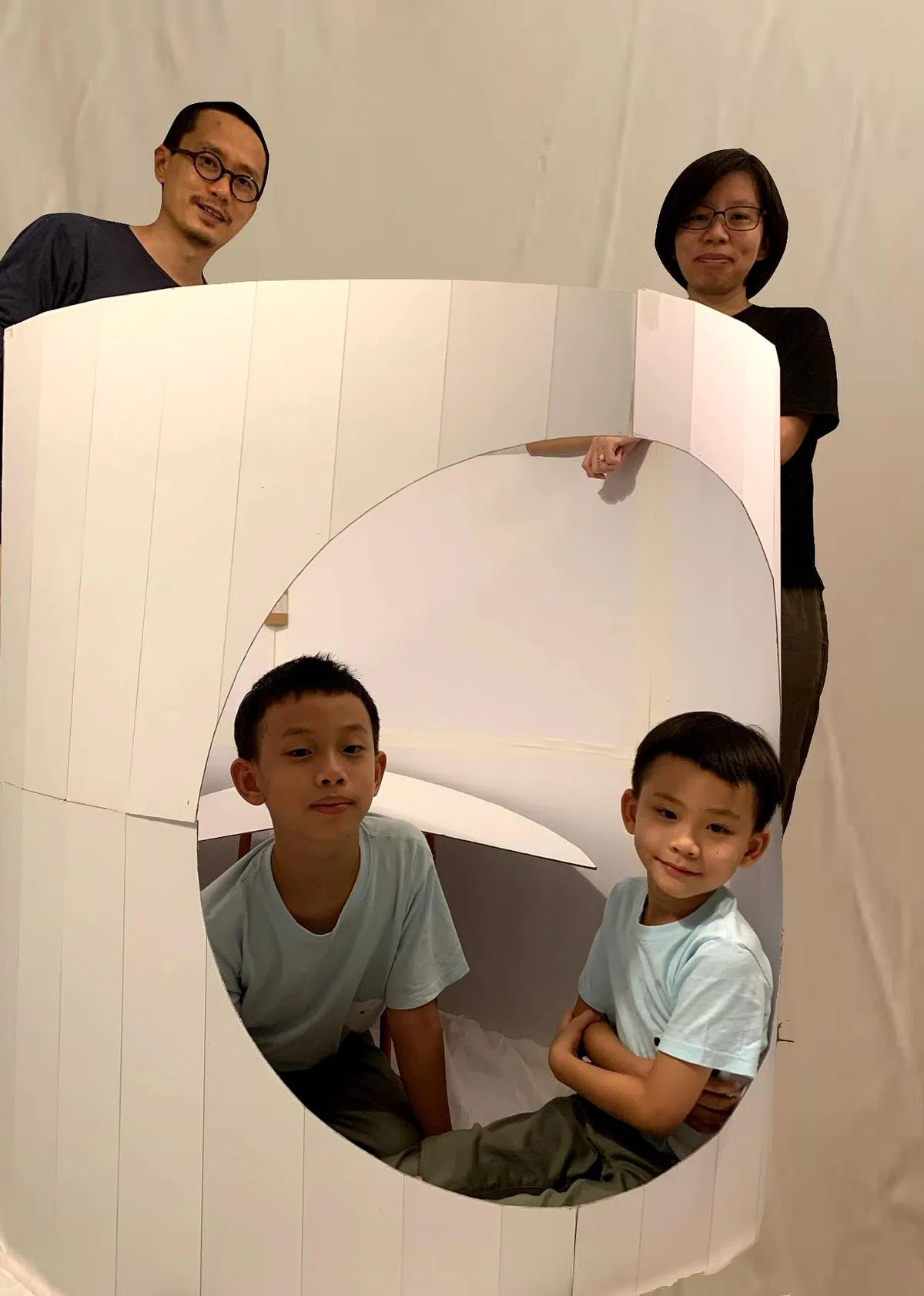 新秀组优异奖，“小豆豆轻巧书舱”。设计者郭杭（后左）与家人。