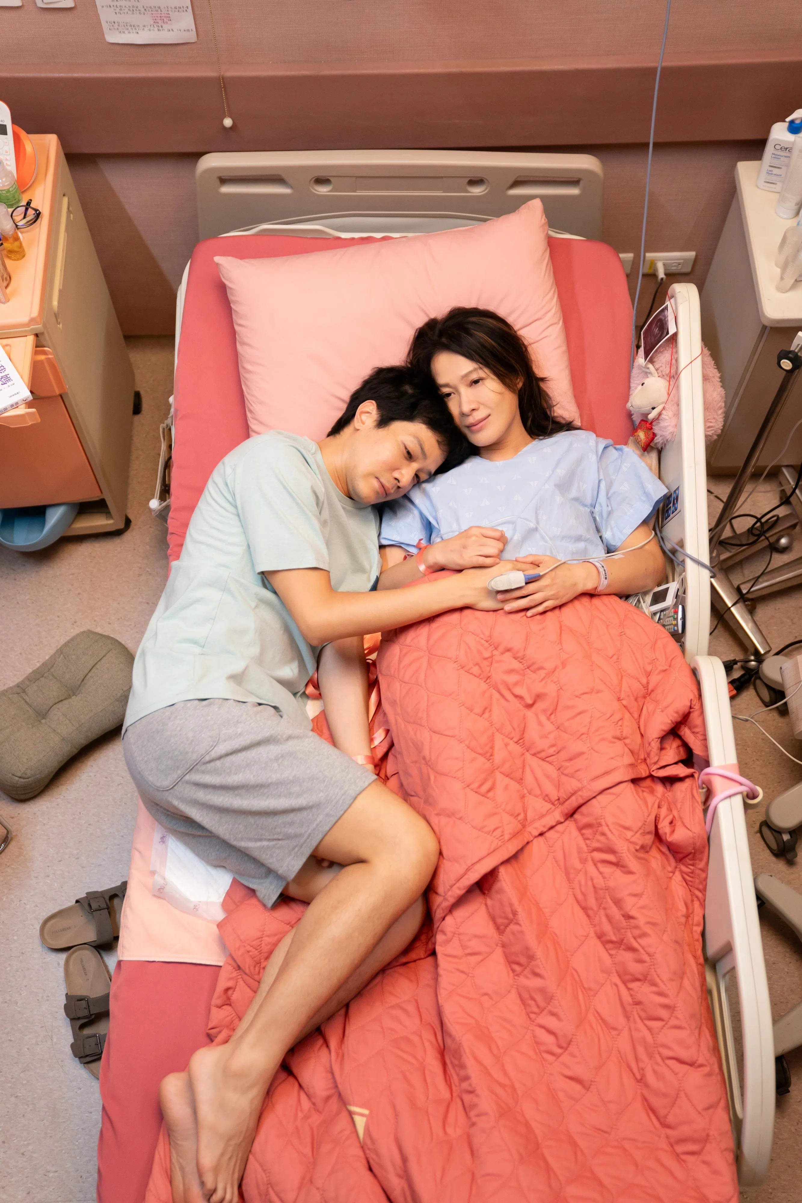 刘若英（右）在《我们意外的勇气》中几乎都是“床”戏，极具挑战。（新加坡华语电影节提供）