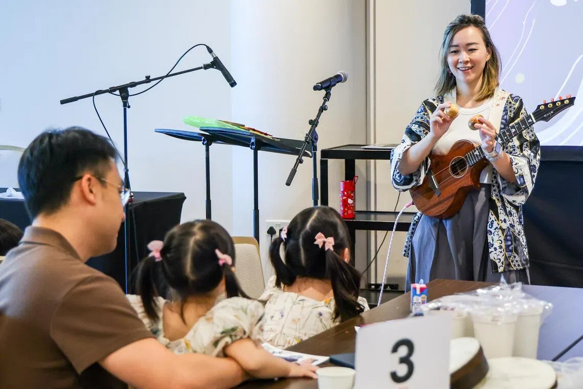 “小小听灵”的声音探索艺术及教育家谢卓颖将主持音乐坊，向婴幼儿的家长介绍如何用可发出声响的物件，引导孩子认识周遭。图为她星期六在预览会上做了示范介绍。（陈斌勤摄）